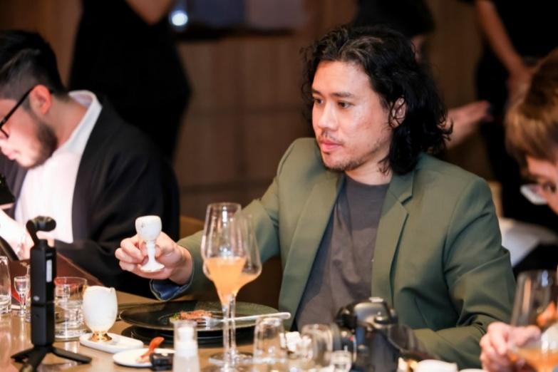 一群人正在用餐聊天
AI 生成的内容可能不正确。